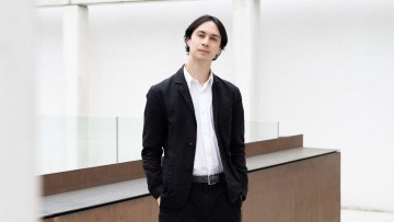 Kurátorská komentovka: Tragikomedie s Theo Carnegy-Tanem (ENG)