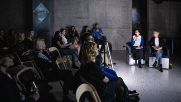 nalevo jsou posluchači, naprovo je mluví Pachmanová s Havránek