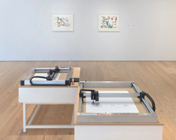 Dva robotické plotry na výstavě Harolda Cohena ve Whitney Museum of American Art (2024)