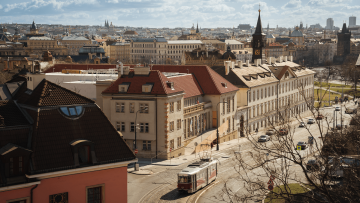 výhled na budovu Kunsthalle Praha z Chotkových sadů za slunného dne