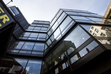 obchodní dům kotva, tmavá proskleno-železná fasáda, pohled zespodu